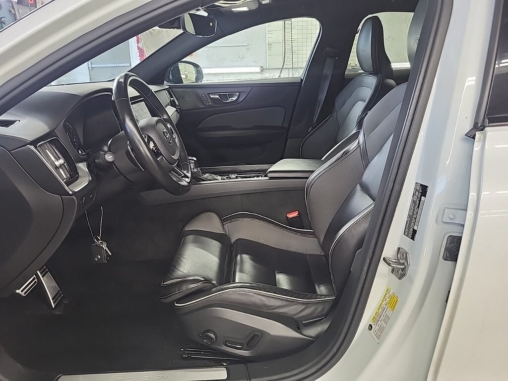 2019 Volvo S60 T6 R-Design photo 3