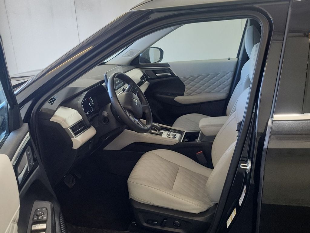 Used 2024 Mitsubishi Outlander SEL Platinum Edition SUV