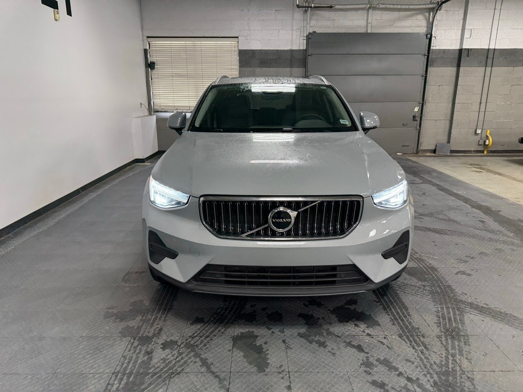 Used 2025 Volvo XC40 B5 Core SUV