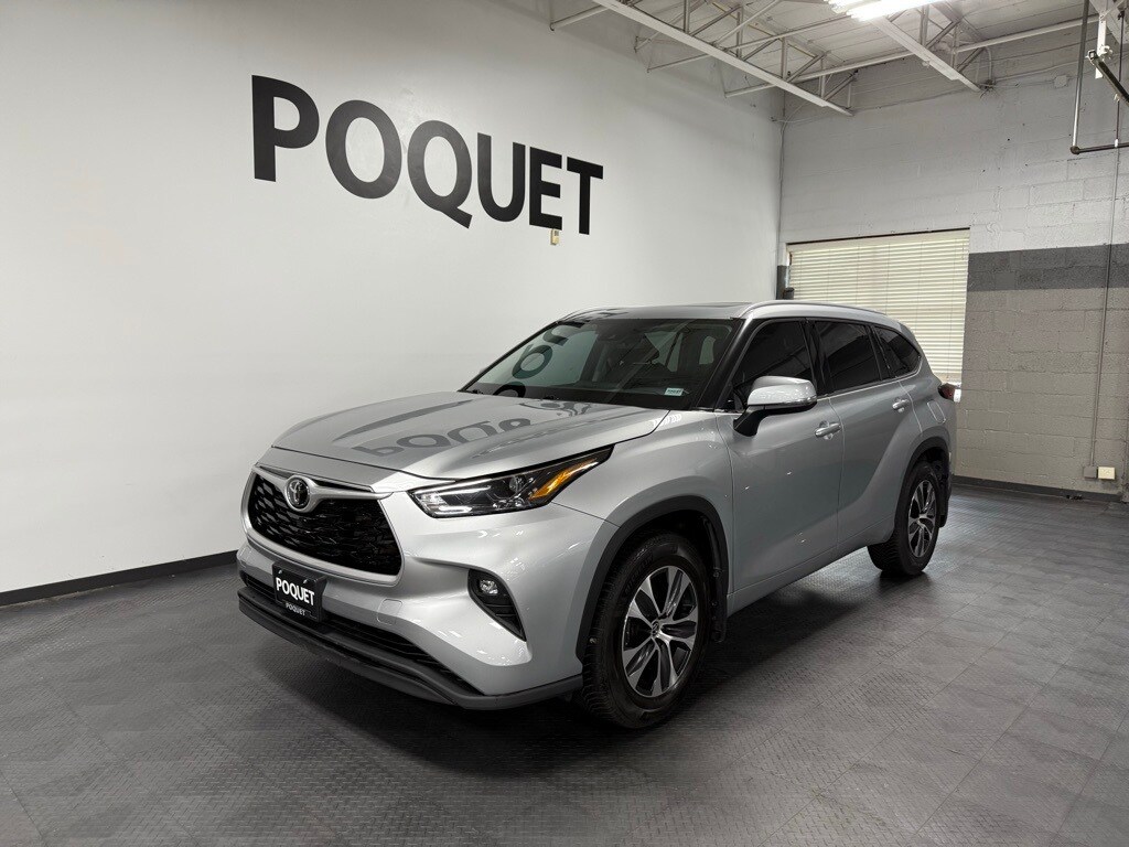2022 Toyota Highlander XLE photo 2