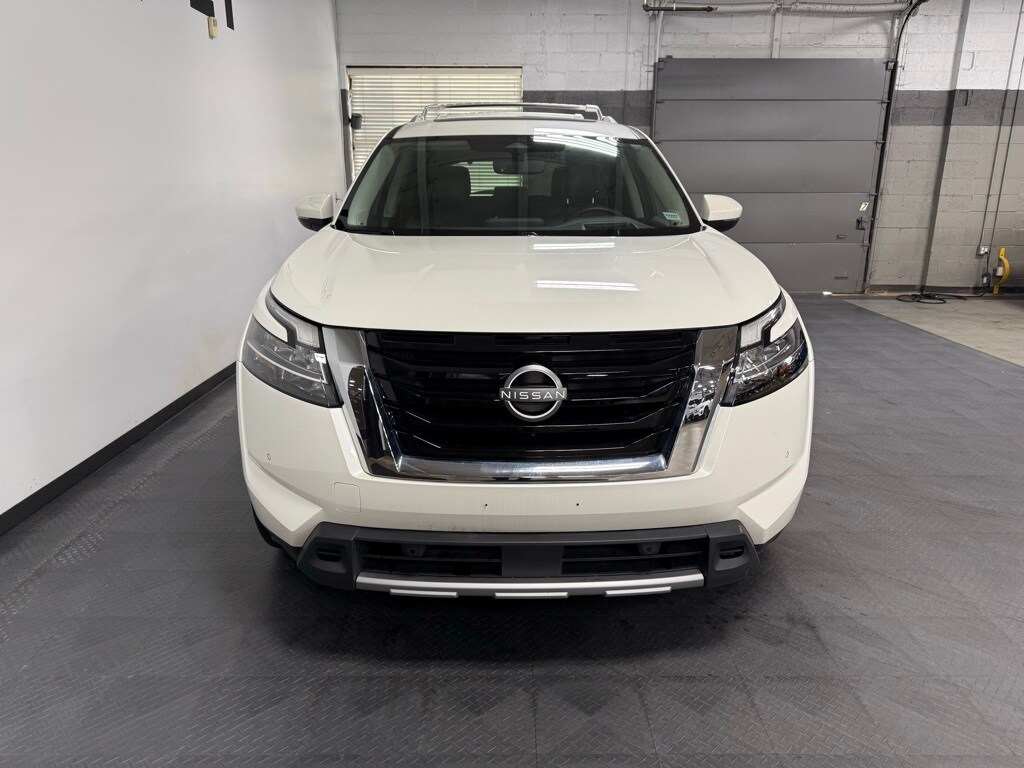 2023 Nissan Pathfinder Platinum photo 3