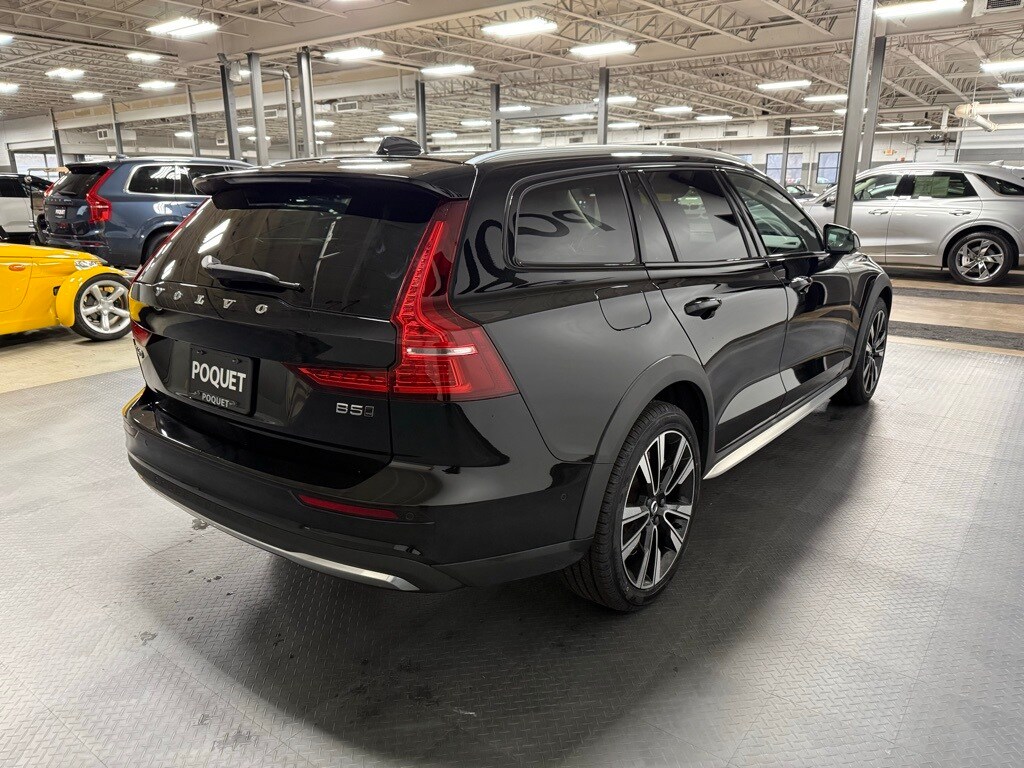 2023 Volvo V60 Cross Country Ultimate photo 2