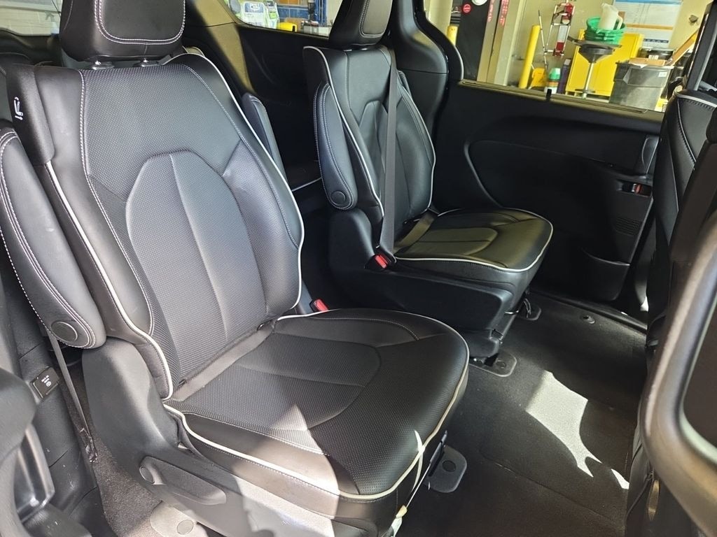 Used 2023 Chrysler Pacifica Hybrid Limited Minivan/Van