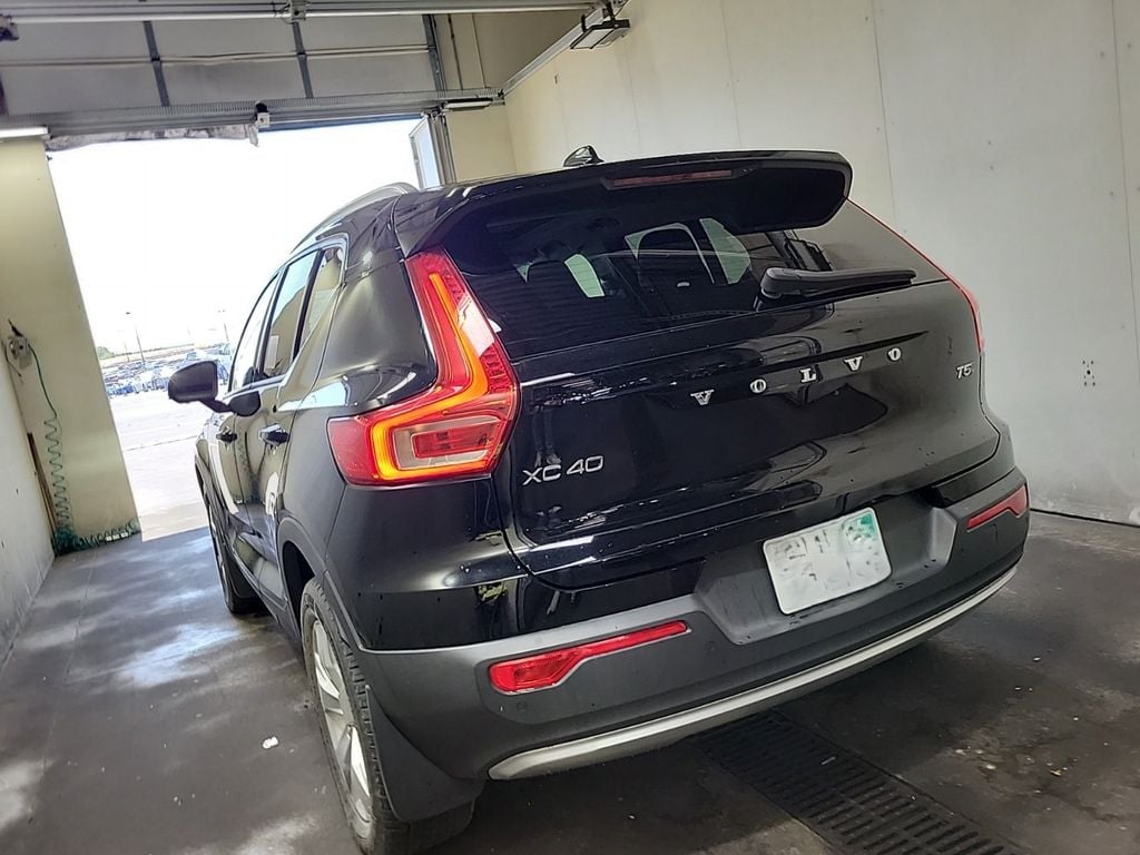 Used 2021 Volvo XC40 Momentum SUV