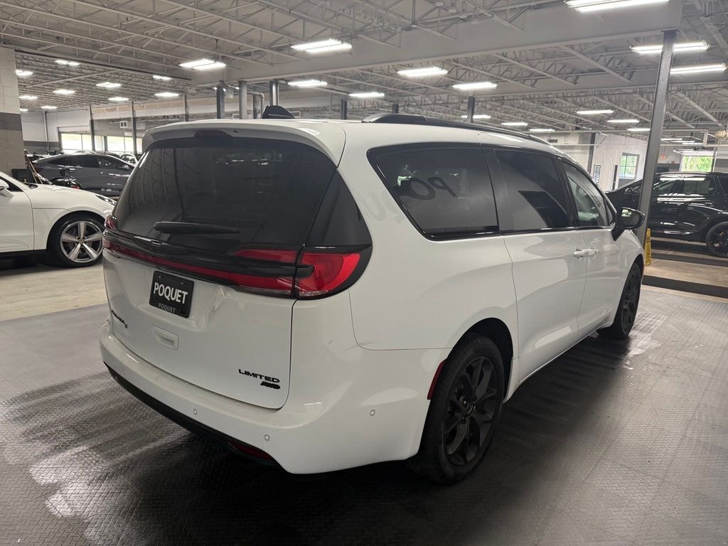 Used 2023 Chrysler Pacifica Limited Minivan/Van