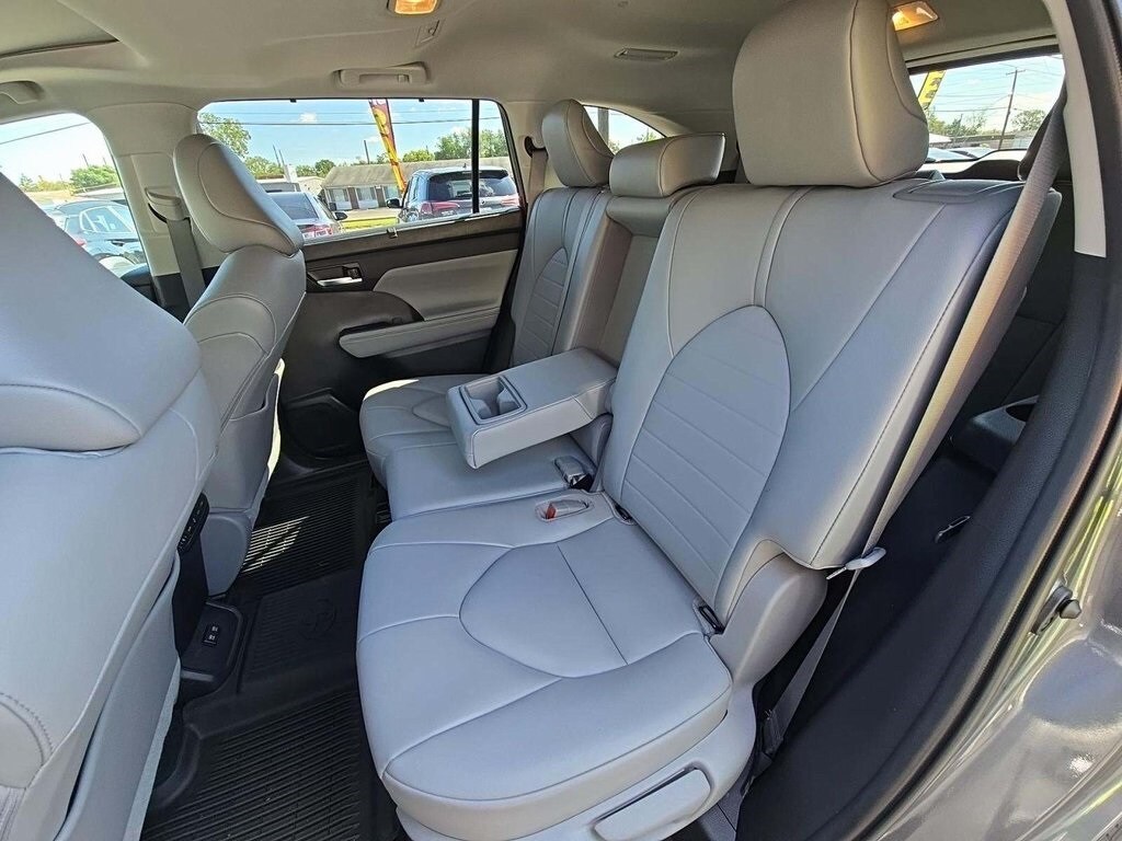 2021 Toyota Highlander XLE photo 3