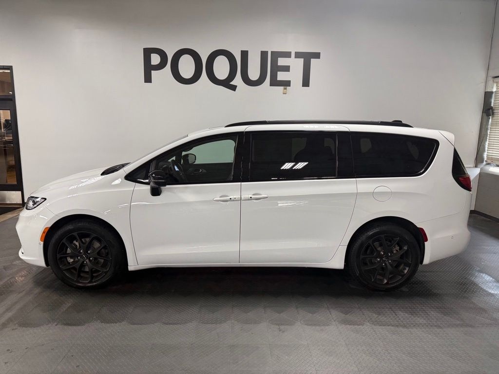 Used 2023 Chrysler Pacifica Limited Minivan/Van