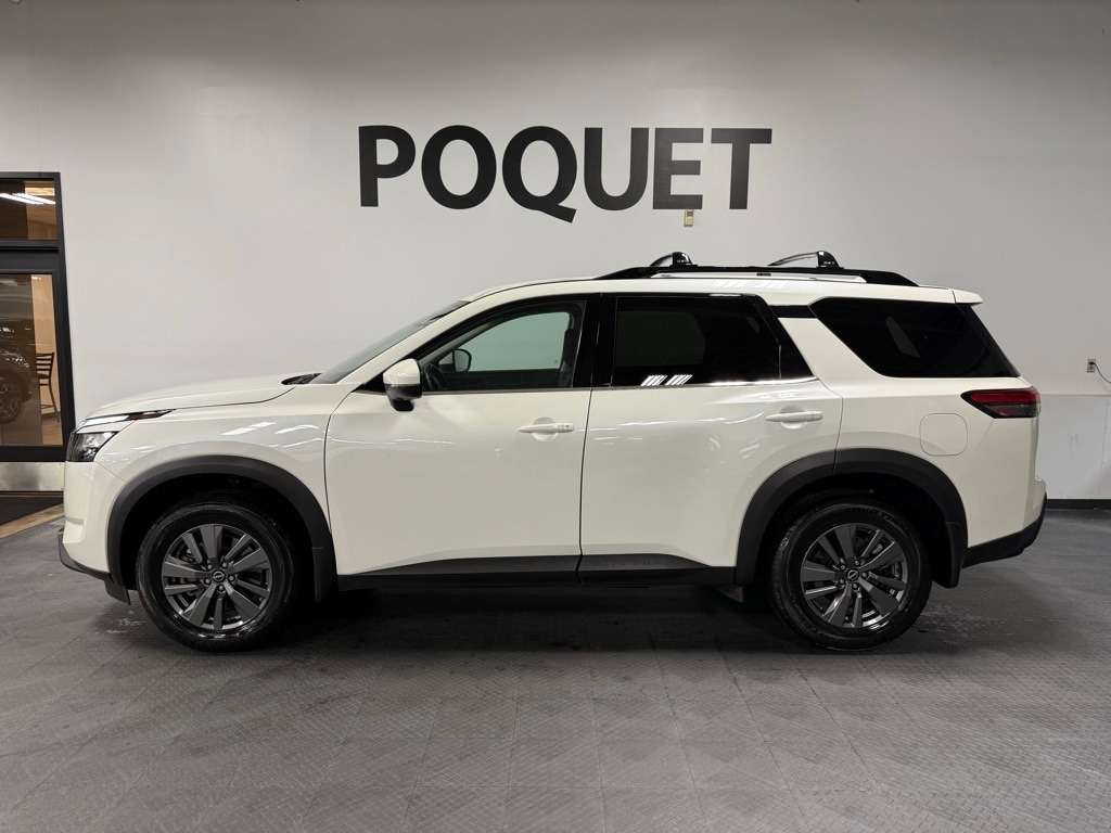 2024 Nissan Pathfinder SV's photo