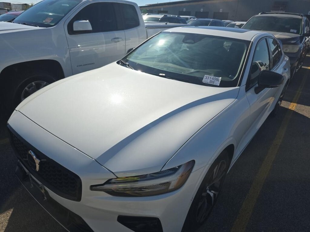 2024 Volvo S60 B5 Plus photo 2