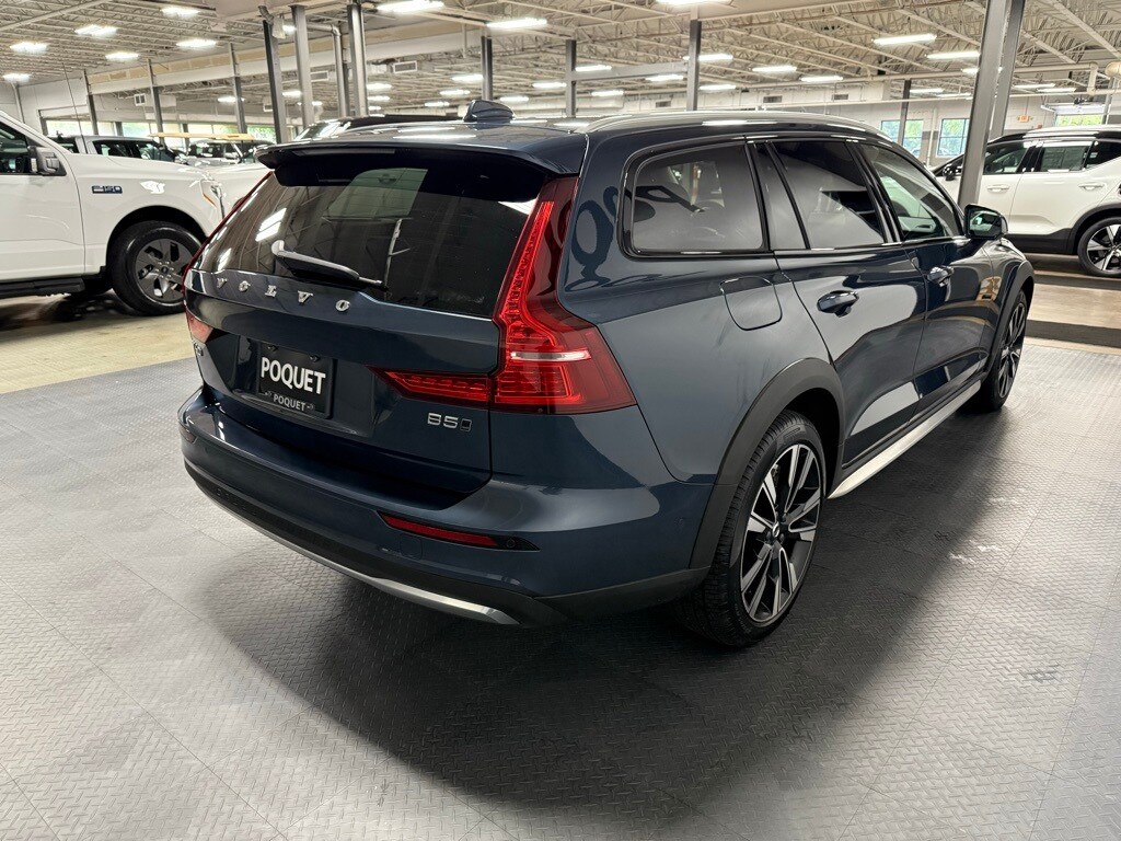 2025 Volvo V60 Cross Country B5 photo 3