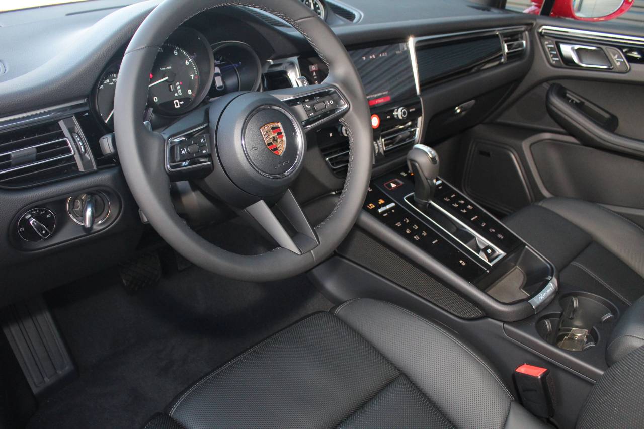 2026 Porsche Macan T photo 4