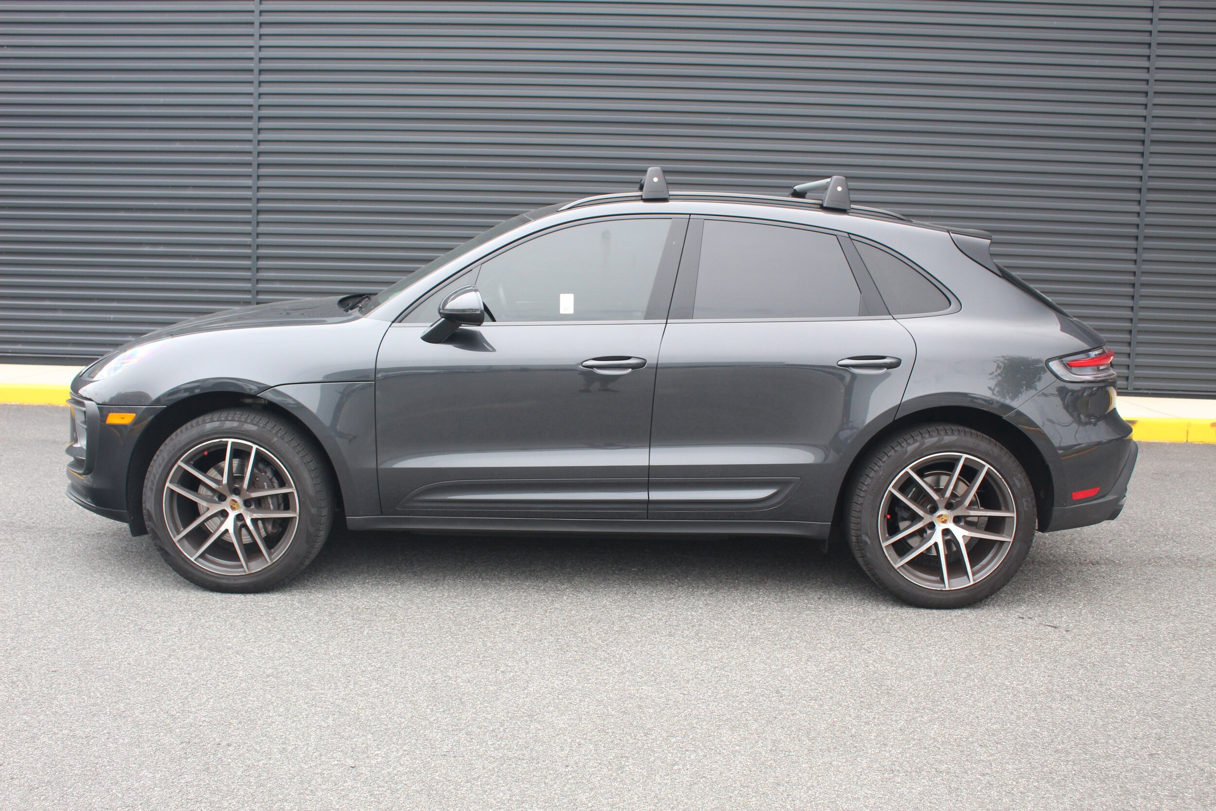 2022 Porsche Macan Base photo 2