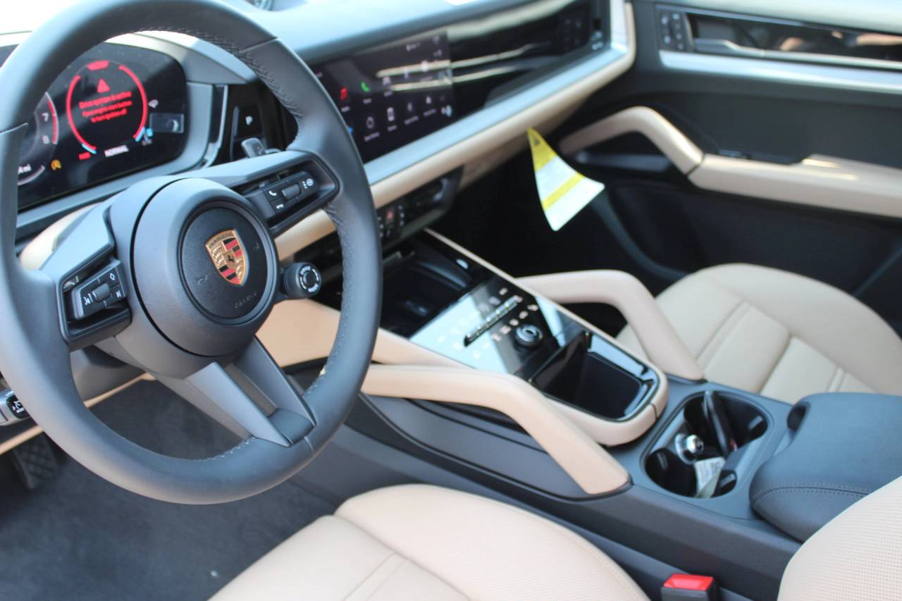 2025 Porsche Cayenne Coupe photo 4