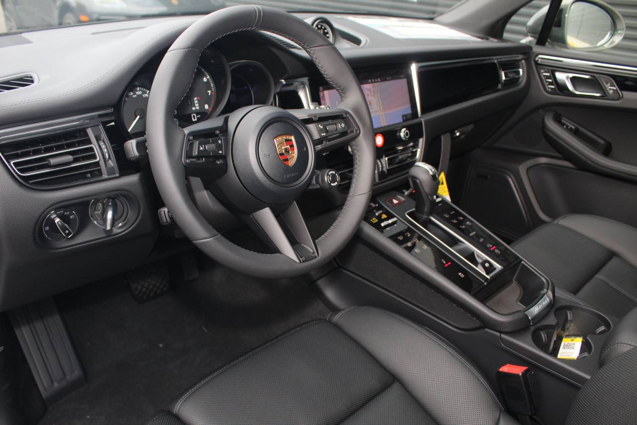 2026 Porsche Macan T photo 4