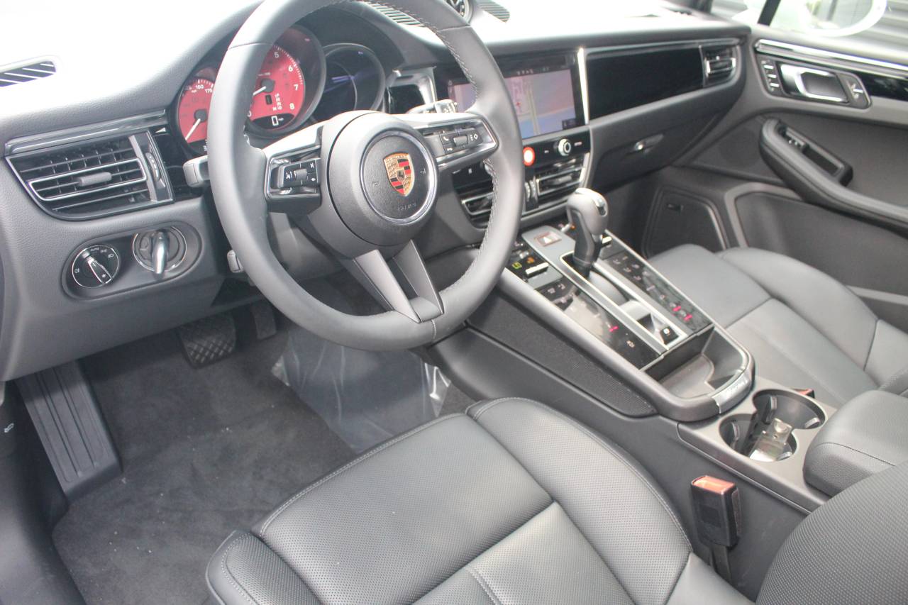 2025 Porsche Macan S photo 4