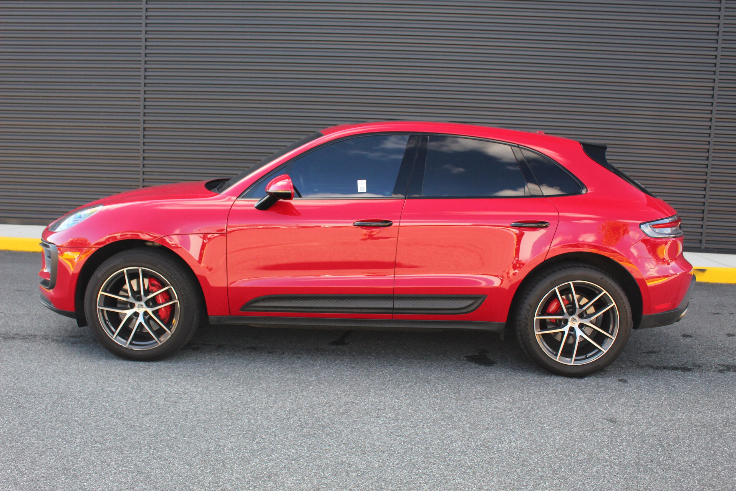 2022 Porsche Macan S photo 2