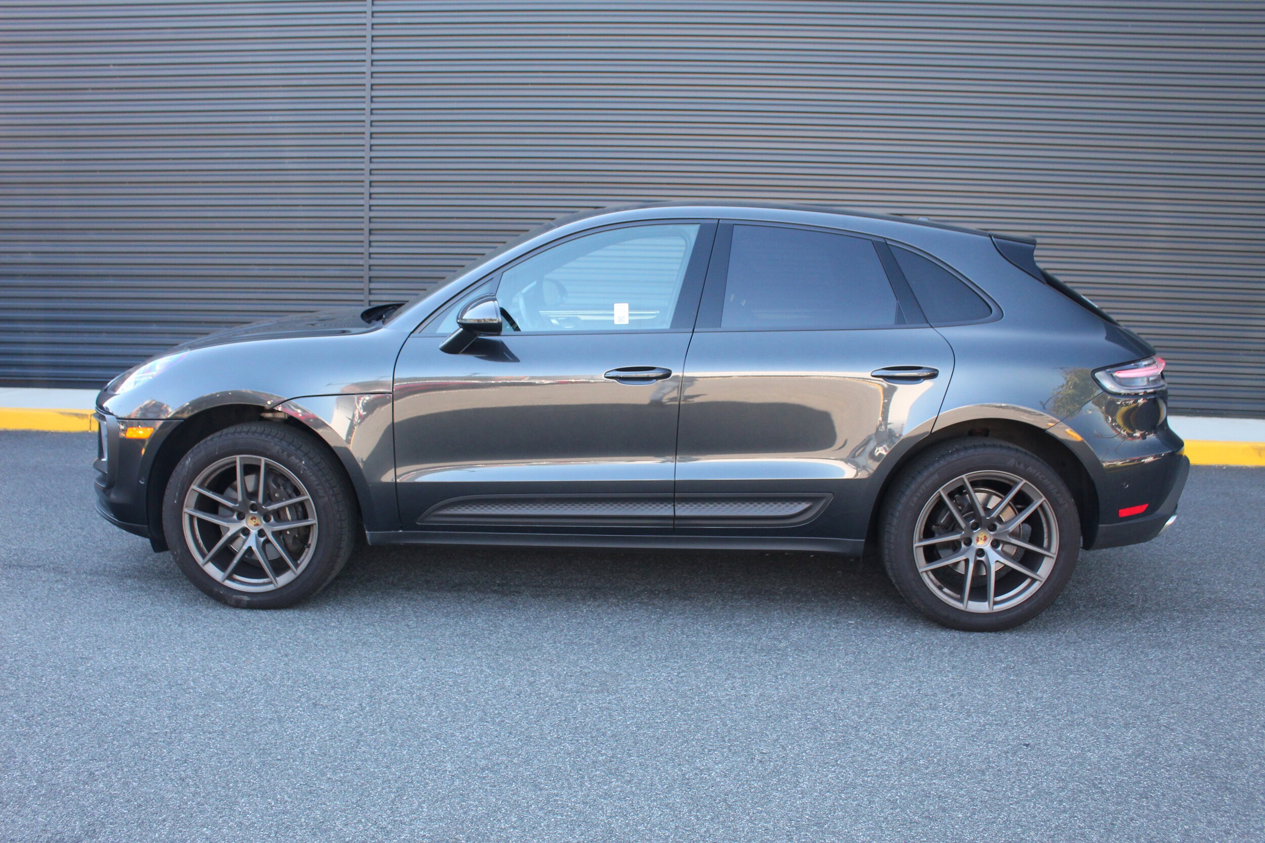 2022 Porsche Macan photo 2
