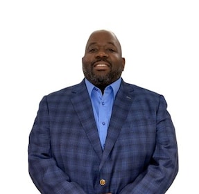 Staff member Tim Akinmukomi from ID_38d61c6ea92b