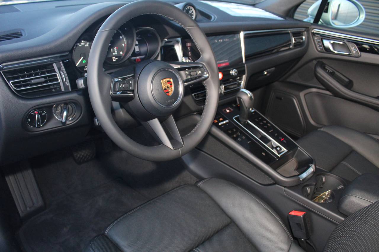 2026 Porsche Macan T photo 4