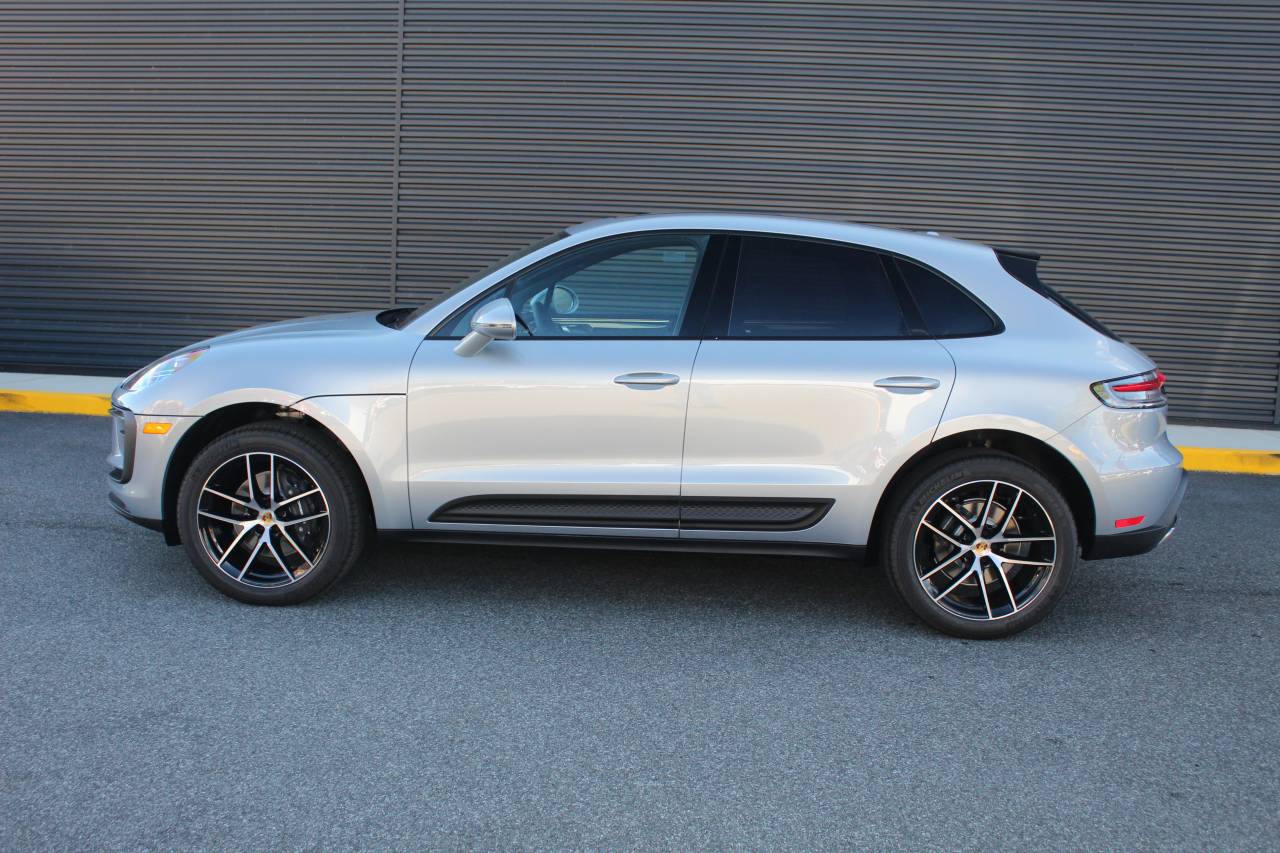 2026 Porsche Macan T photo 2