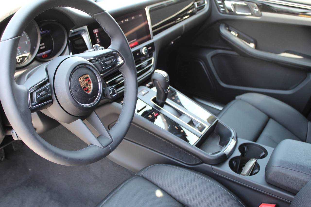 2025 Porsche Macan S photo 4