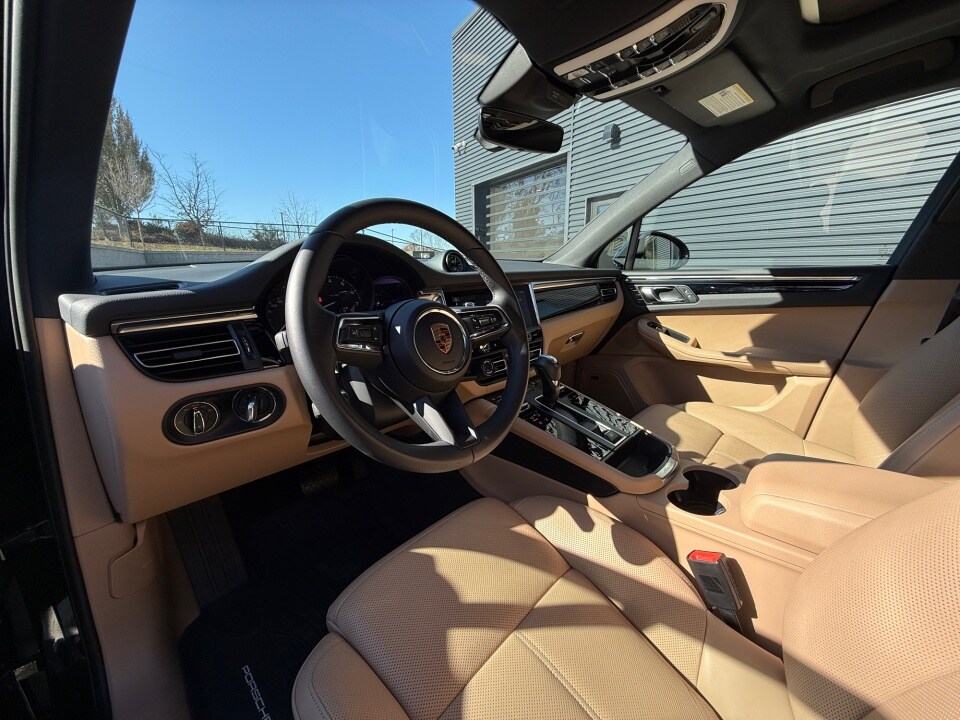 2025 Porsche Macan Base photo 4