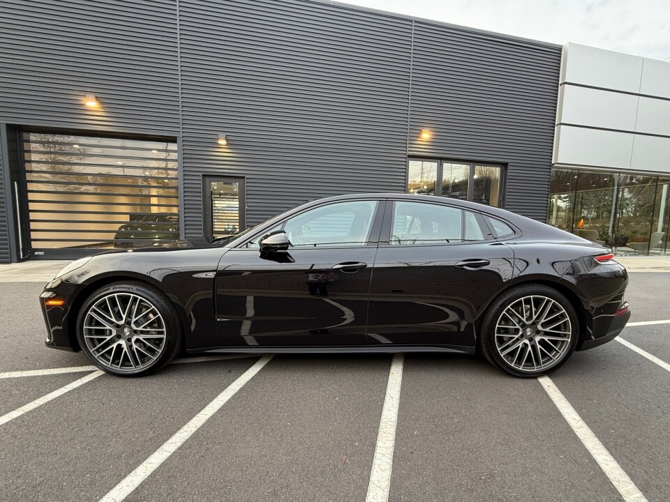 2024 Porsche Panamera 4 photo 2