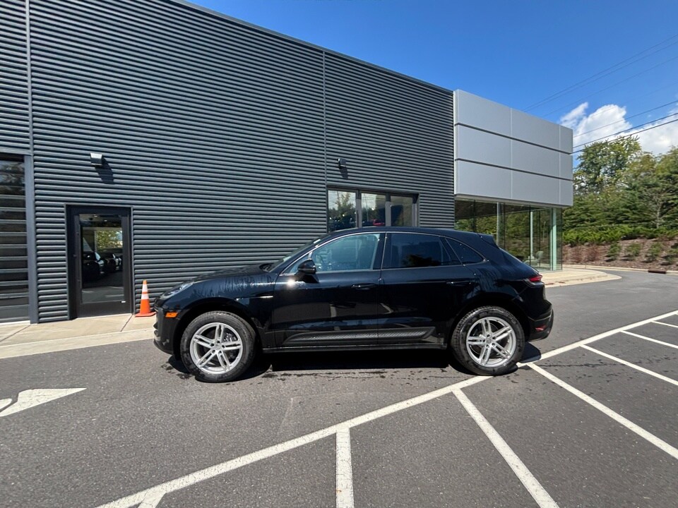 2024 Porsche Macan Base photo 2