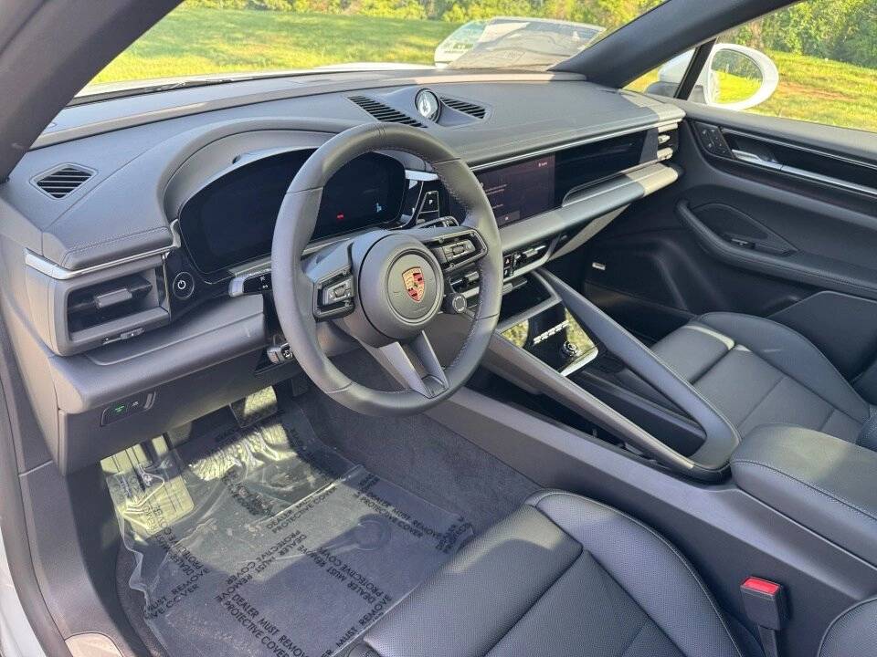 2025 Porsche Macan 4 Electric photo 4