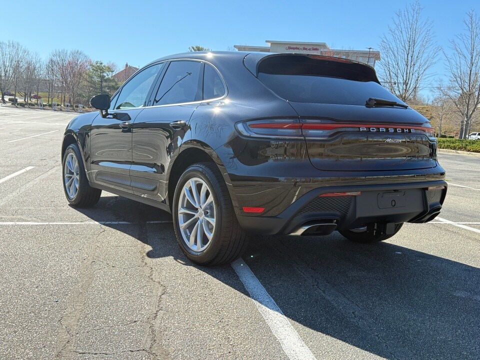 2025 Porsche Macan Base photo 2
