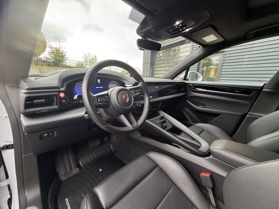 2024 Porsche Macan Electric 4 photo 4