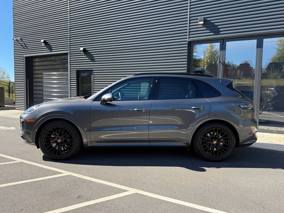 2023 Porsche Cayenne GTS photo 2