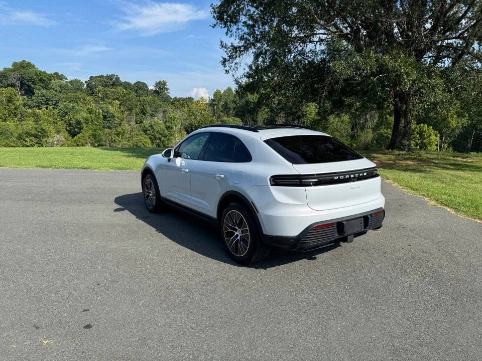 2025 Porsche Macan 4 Electric photo 3