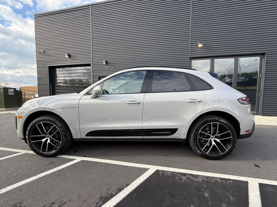 2025 Porsche Macan Base photo 2
