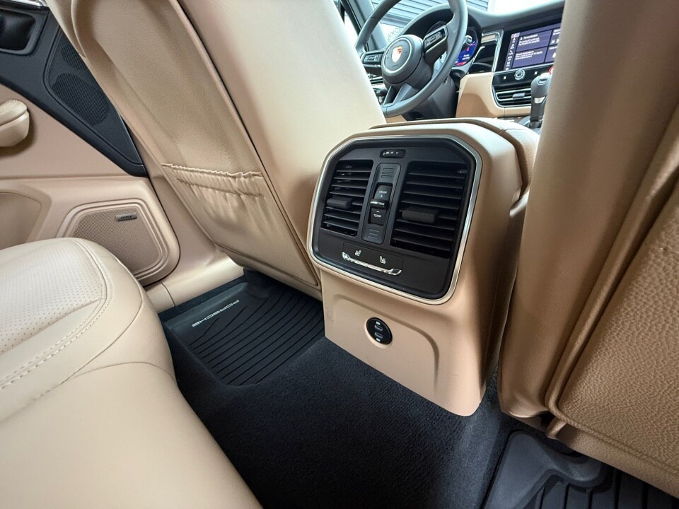 2025 Porsche Macan Base photo 4