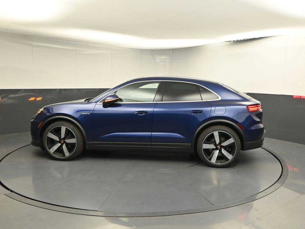 2025 Porsche Macan Electric photo 2