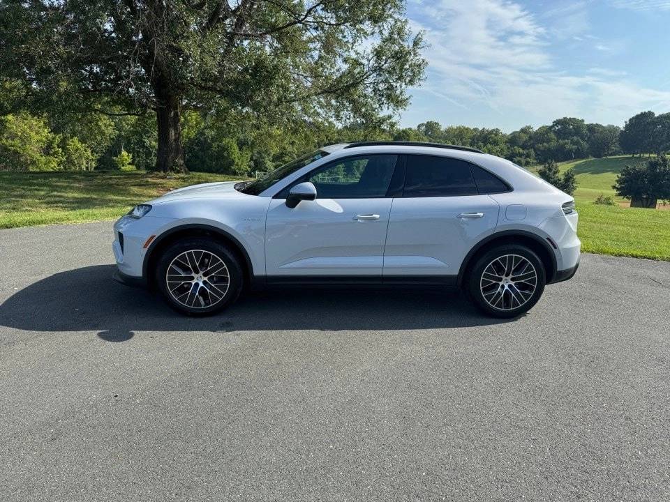 2025 Porsche Macan 4 Electric photo 2