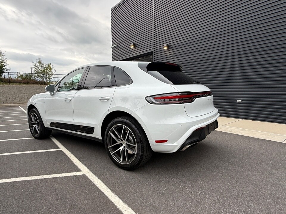 2025 Porsche Macan Base photo 3