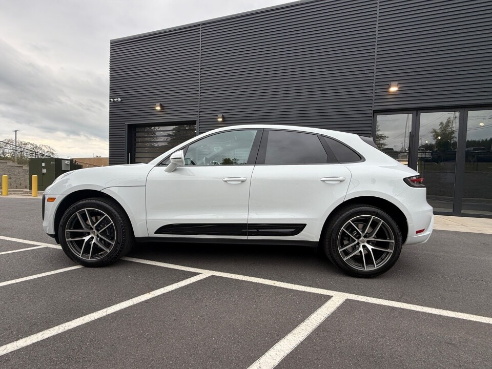 2025 Porsche Macan Base photo 2