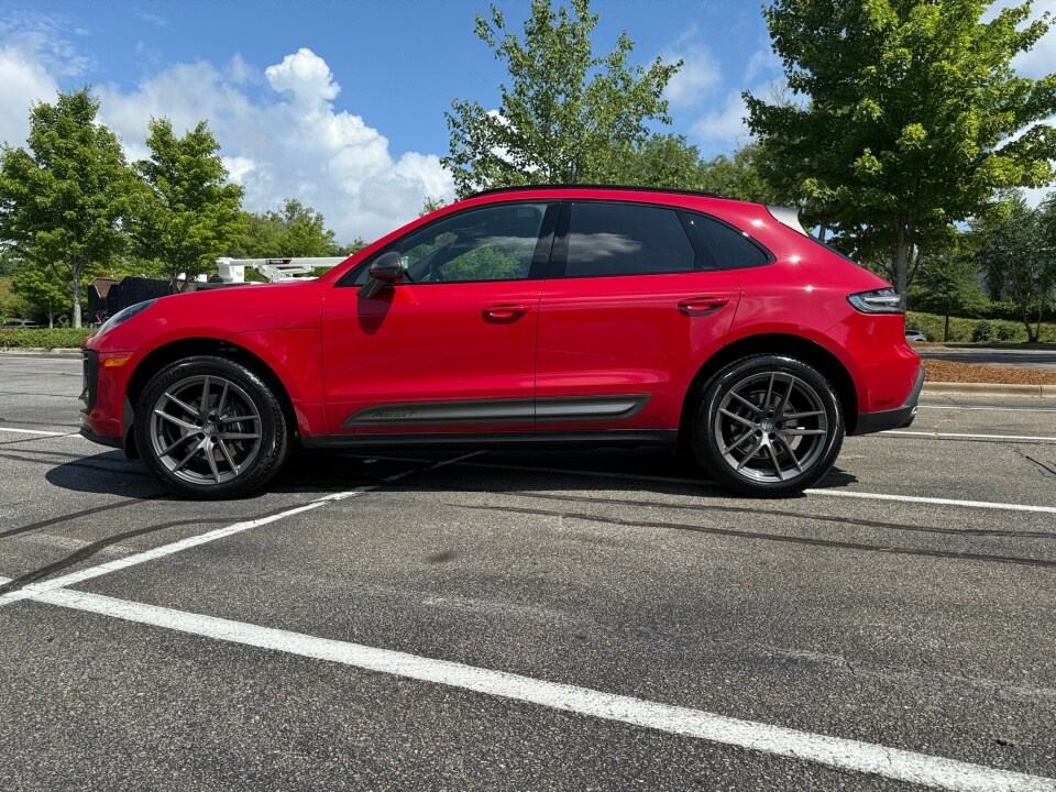 2025 Porsche Macan T photo 2