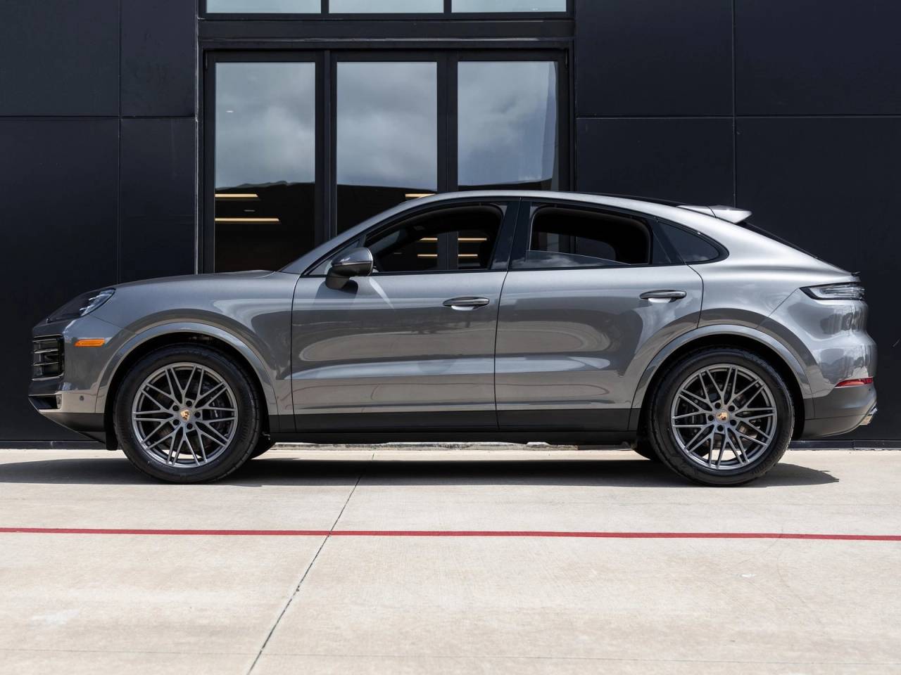 2025 Porsche Cayenne Coupe photo 2