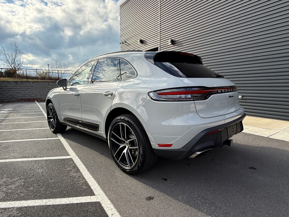 2025 Porsche Macan Base photo 3