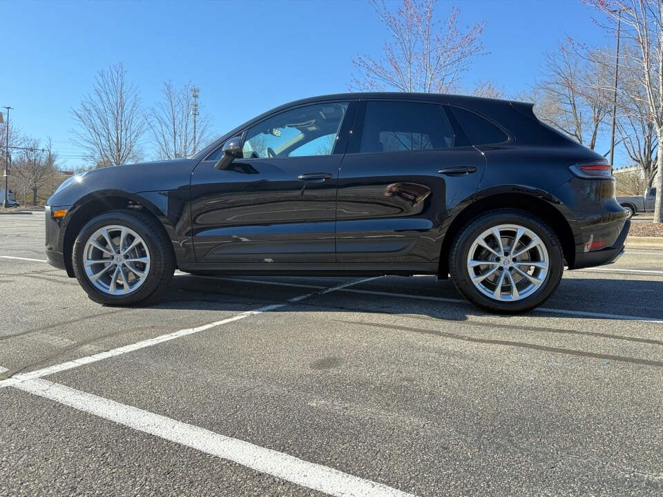 2025 Porsche Macan Base photo 2