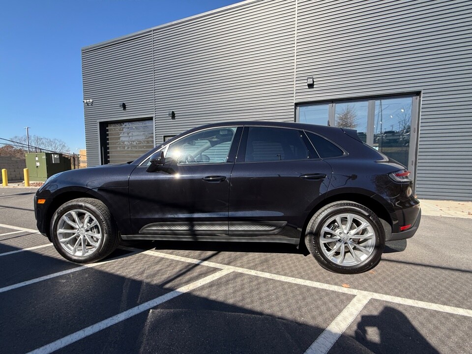 2025 Porsche Macan Base photo 2