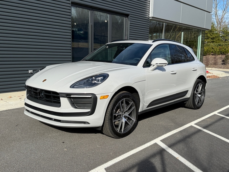 2025 Porsche Macan Base's photo