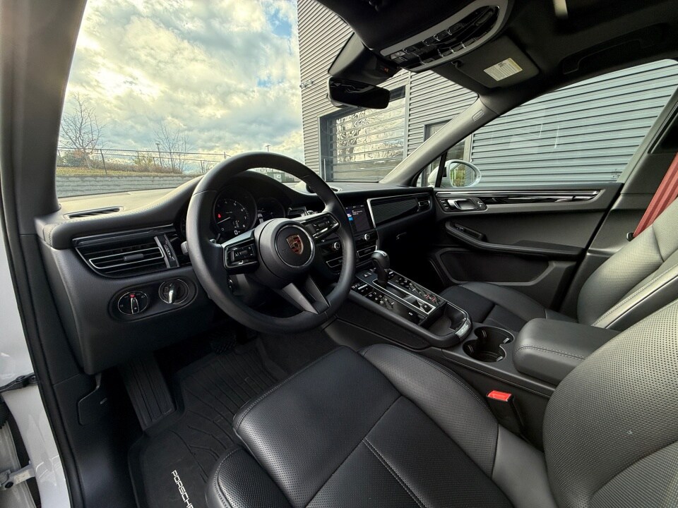 2025 Porsche Macan Base photo 4