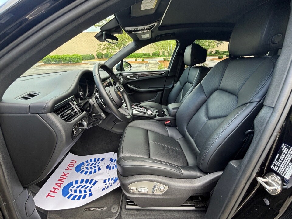 2024 Porsche Macan Base photo 2