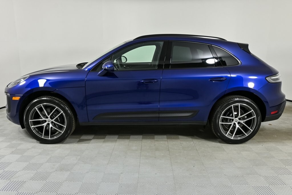 2026 Porsche Macan Base photo 2