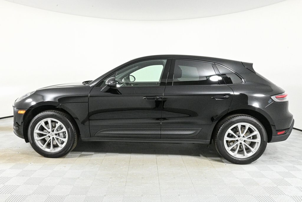 2025 Porsche Macan T photo 2