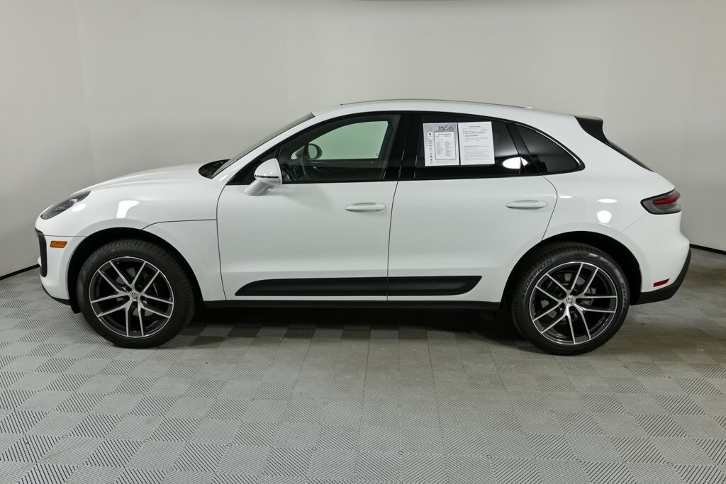2025 Porsche Macan T photo 2